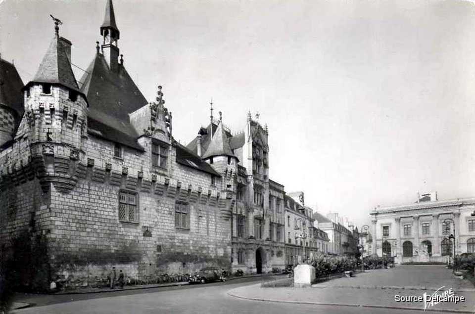 49 Saumur Hotel de Ville.jpg